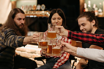 przyjaciele brzęczą, ustawienie baru, kufle do piwa, grupa przyjaciół, opiekania, Ciepła Atmosfera, zapraszający bar, zebranie towarzyskie, swobodne napoje, przyjazny moment, Toast z piwa
