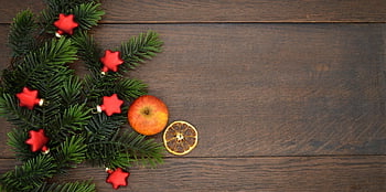 Vánoční pozadí, vánoční tapeta, příchod, Adventní období, vánoční motiv, Vánoce, jablko, rustikální, větve jedlí, dřevo, dřevěná deska