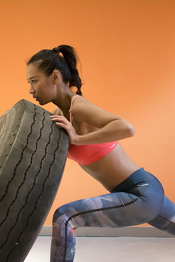 Kvinna som gör övningar, stark kvinna, däck, gym träning, kondition, bestämning, träna, övning, Gym, fitness kvinna, däcktryck