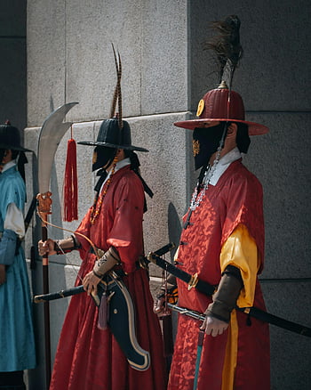 seragam merah dan hitam, pedang, pakaian tradisional, pertunjukan istana, seoul, Korea Selatan, penjaga berseragam, acara budaya, pemeragaan sejarah, Pengawal upacara, budaya korea