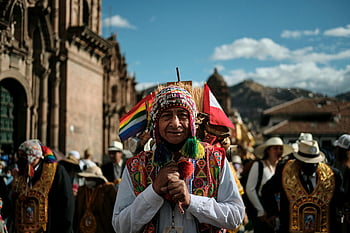 tradiční peruánské oblečení, starší muž, živá přehlídka, cusco, kulturní dědictví, tradiční oděv, Barevný kostým, kulturní festival, Andská kultura, Peruánská tradice, Slavnostní oslava