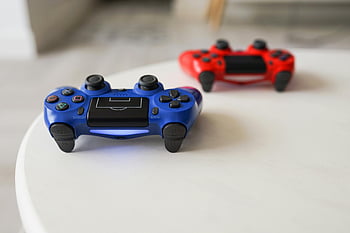 PlayStation Controllers, herních řadičů, bílý stůl, Herní nadšenci, detail, Modrý ovladač, Červený ovladač, Příslušenství videoher, nastavení her, zábava, technologie