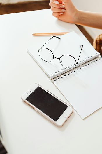 occhiali, apri il quaderno, smartphone, area di lavoro pulita, Spazio di lavoro moderno, impostazione della scrivania, area di studio, scrivania da ufficio, scrivania, Strumenti di produttività, Organizzazione dell'area di lavoro