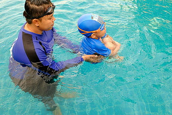 Lição de natação, criança, instrutor, piscina exterior, Garoto, homem, corpo de água, roupa de banho, touca de natação, óculos, atividade aquática