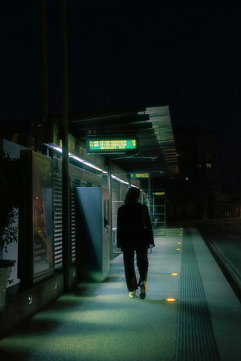 persona che cammina, Stazione notturna, Stazione urbana, figura silhouett, luci artificiali, piattaforma, scena notturna, stazione della città, stazione ferroviaria, passeggiata serale, piattaforma di stazione