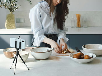 Mladá žena, krájení broskve, moderní kuchyně, příprava ingrediencí, Tripod smartphonu, fotografování potravin, Výukový program vaření, kuchyňský pult, čerstvé ovoce, příprava jídla, domácí vaření