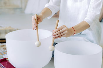 Sanación con sonido, cuencos de cristal, mazos, práctica interior, Manos jugando, terapia de sonido, práctica curativa, cuenco de sonido, terapia de sanación con sonido, sanación con sonido en interiores