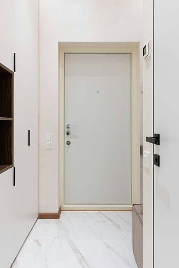 giriş kapısı, Modern minimalist daire, şık koridor, Çağdaş tasarım, beyaz kapılar, mermer döşeme, minimalist iç, temiz çizgiler, modern apartman, koridor tasarımı, minimalist dekor