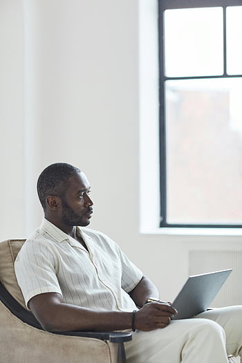 homme d'affaire, travailler à domicile, portable, chambre bien éclairée, la fenêtre, pensif, travail à distance, bureau à domicile, tenue décontractée, cadre intérieur, professionnel