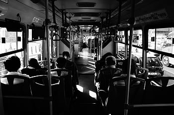 foto in scala di grigi, persone sedute, all'interno del bus, Vista monocromatica, viaggiatori, autobus in movimento, città del Messico, interno di autobus, trasporto pubblico, scena urbana, fotografia di viaggio