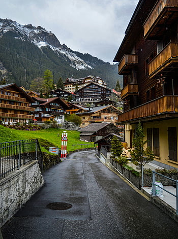 スイスの村、 伝統的な木製の家、 ラウターブルンネン渓谷、 山岳地帯、 住宅用コテージ、 絵のような村、 空の通り、 スイスアルプス、 スイス建築、 高山村、 スイスの田園地帯