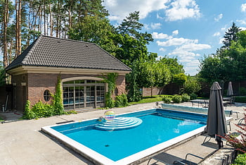 Patio bazén, Letní relaxace, Elegantní nastavení bazénu, Moderní terasa, Venkovní obytný prostor, Na dvoře oáza, bazén terénní úpravy, letní zábava, nábytek u bazénu, údržba bazénu, Nápady na design bazénu