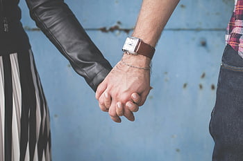 pár drží za ruce, modré malované zdi, milovat, jednotnost, detail, Modré pozadí, romantický, vztah, náklonnost, spojení, partnerství