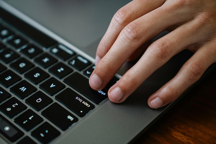 tastiera aptop, digitazione a mano, tasto delle maiuscole, Immagine ravvicinata, impostazione interna, impiegato, digitando sul laptop, primo piano della tastiera del computer portatile, Foto interno, tasto premuto a mano, dettagli della tastiera del laptop