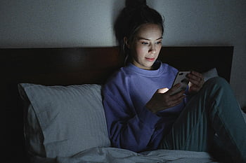 žena, mobilní telefon, sedící, lůžko, chytrý telefon, noc, svítí, světlo zařízení, pomocí telefonu, čas na spaní, Vnitřní nastavení