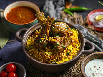 Indian Lamb Biryani, keramická mísa, Pikantní kari, jogurtová omáčka, chutné jídlo, rýžové misky, jehněčí jídlo, indická kuchyně, kari omáčka, jogurt dip, cherry rajčata
