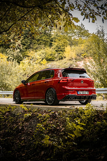 červený Volkswagen Golf GTI, zaparkované auto, malebné silnici, svěží zeleň, lesní pozadí, venkovní nastavení, zářivá červená, volkswagen gti, fotografování automobilů, přírodní scéna, podzimní listí