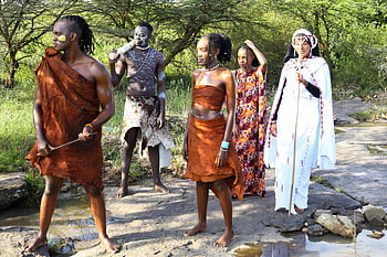 abiti tribali africani, Abbigliamento tradizionale africano, eredità culturale, ambientazione esterna, cinque persone, abbigliamento tribale, abbigliamento tradizionale, cultura africana, scena all'aperto, esposizione culturale, gruppo tribale