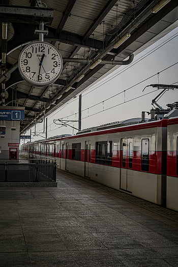 列車、 鉄道駅、 プラットフォーム、 大時計、 頭上の時計、 電車待ち、 鉄道プラットフォーム、 ステーションクロック、 電車のホーム、 鉄道駅プラットフォーム