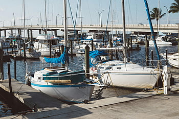 voiliers, Marina, pont, journée ensoleillée, bateaux amarrés, vue panoramique, front de mer, loisirs de plein air, la navigation de plaisance, yachts, quai de la marina