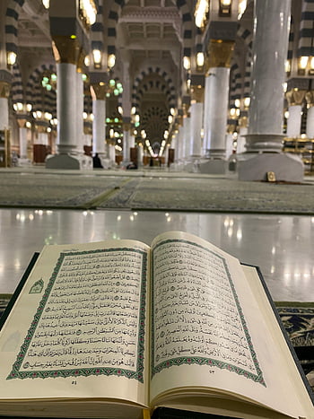 quran, suuri moskeija, Medina, Saudi-Arabia, Islamilainen pyhä paikka, avoin kirja, rukousmatto, uskonnollinen teksti, pyhä kirja, moskeijan sisustus, islamilainen arkkitehtuuri