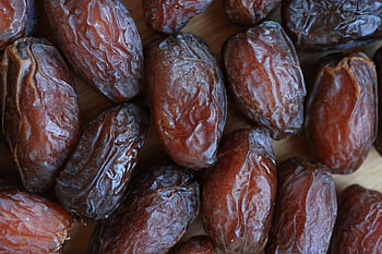 dried dates, close-up, organic dates, high-quality image, texture detail, dried fruit, close up dates, organic dried dates, date fruit, date texture, date detail