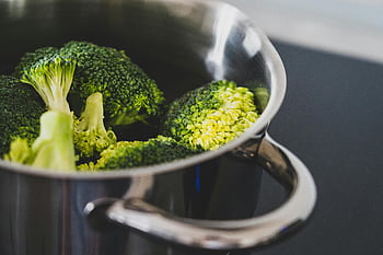 broccoli verdi, pentola in acciaio inossidabile, Broccoli Freschi, mangiare sano, avvicinamento, cucinando, verdure, fotografia di cibo, cibo salutare, cucinare i broccoli