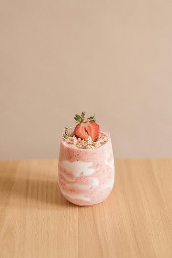 epres smoothie, granola feltöltés, üveg, faasztal, finom, egészséges ital, reggeli, falatozás, gyümölcs turmix, rózsaszín turmix, desszert