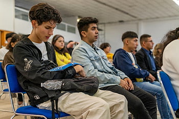skupina lidí, sezení na židlích, moderní vzdělávací prostředí, mladí dospělí, účast na přednášce, Pozorné publikum, vzdělávací prostředí, Scéna ve třídě, skupinové učení, přednáškový sál, Studenti poslouchají