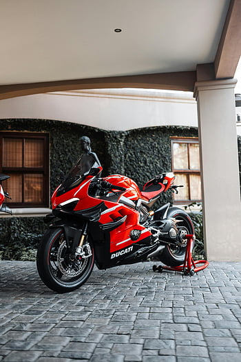 Ducati Panigale V4, kırmızı motosiklet, park edilmiş motosiklet, kentsel çevre, açık motosiklet, motosiklet standı, ducati, Panigale V4, kırmızı ducati, kentsel motosiklet, açık dukati