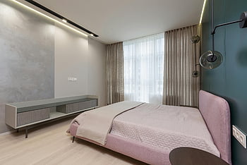 Camera da letto accogliente, letto comodo, mobili di legno, arredamento moderno, luce naturale, tessuti morbidi, Camera da letto elegante, camera da letto contemporanea, letto rosa, pavimento di legno