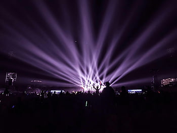 show, palco, silhueta, pessoas, luzes coloridas, concerto noturno, multidão enérgica, espetáculo ao vivo, evento musical, iluminação de palco, público