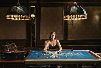Žena v černé trubici, kasinové žetony, herní stůl, ruleta hra, Luxusní kasino, Okouzlující žena, Kasino stůl, Kasino interiér, Kasino osvětlení, luxusní hazardní hry, elegantní žena hrající