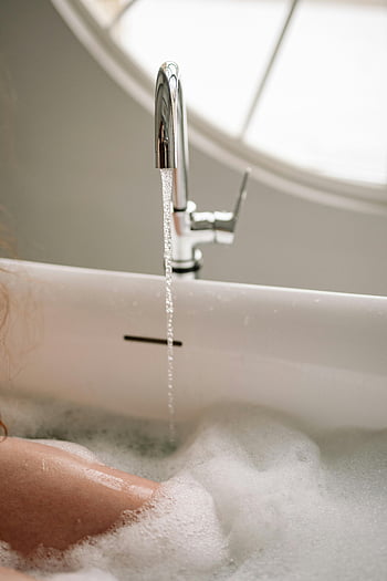 beyaz seramik küvet, krom musluk, akan su, kapalı banyo, sakin küvet, kabarcıklar, damlayan su, iç mekan ayarı, küvet sahnesi, Rahatlatıcı Banyo, iç mekan rahatlaması