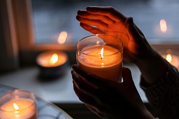 duftende stearinlys, Varm atmosfære, levende lys, hænder holder, brændende stearinlys, indendørs indstilling, Hyggelig atmosfære, blød belysning, lempelse, hjem indretning, aromaterapi
