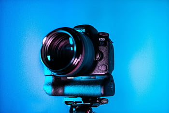 กล้อง canon dslr, ภาพถ่ายระยะใกล้, แสงสีฟ้าสดใส, อุปกรณ์ถ่ายภาพมืออาชีพ, ไฟสตูดิโอ, เลนส์กล้อง, กล้อง EOS, กล้องแคนนอน, กล้อง DSLR, พื้นหลังสีน้ำเงิน, อุปกรณ์ถ่ายภาพ