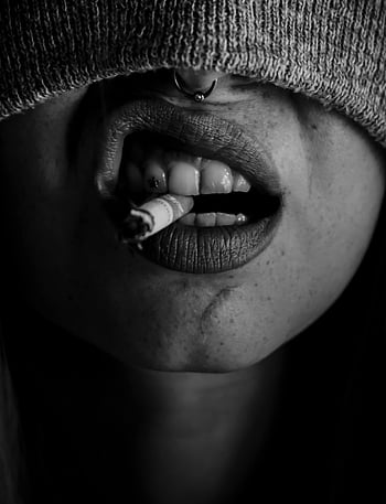fotografie ve stupních šedi, kouření, cigareta, Černý a bílý, detailní portrét, rty, nos piercing, umělecký výraz, Monochromatický obrázek, piercing v obličeji