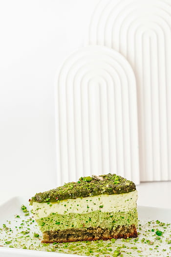 torta verde, crema, sfondo bianco, fetta di pistacchio, livelli strutturati, piatto bianco, amanti dei dessert, dessert al pistacchio, dessert verde, piatto da dessert bianco, Pistacchio Crema Torta