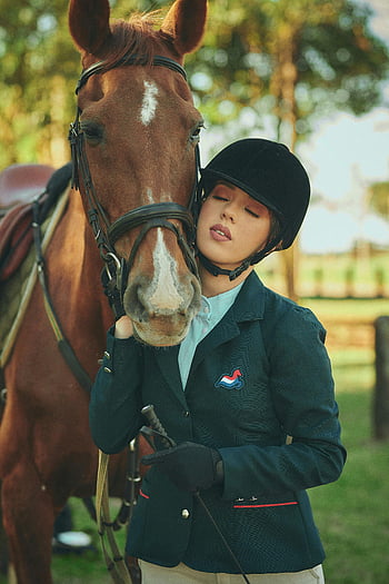 dívka v černém kabátě, hnědý kůň, jezdecké vybavení, Mladá žena, venku, jízda na koni, jezdecký sport, jezdecká helma, venkovní fotografie, koně a jezdce