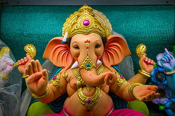 ganesh, Barevná socha Ganesh, Podrobné ozdoby, náboženské zobrazení, Kulturní zobrazení, Ganesh sochařství, Ozdobný Ganesh, hinduistické božstvo, duchovní umění, Kulturní umění, náboženské umění