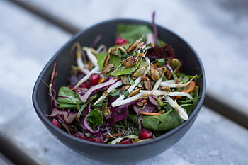 insalata, verdure miste, noccioline, Melograno, ciotola nera, insalata vibrante, da vicino la fotografia, ciotola, Spazi di spezia, cibo salutare, ingredienti freschi