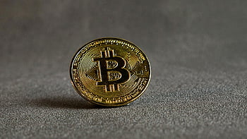 Bitcoin, cryptocurrency mønten, tæt på, guldmønt, Fokuseret skud, Grå baggrund, digital valuta, kryptotoken, Bitcoin symbol, fysisk Bitcoin, virtuelle penge