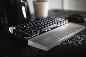 メカニカルキーボード、 ガラス製リストレスト、 洗練されたデザイン、 モダンなキーボード、 クローズアップ写真、 革新、 キーボード、 リストレスト、 機械キー、 モダンデザイン、 閉じる