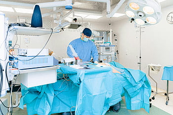 doktor, operační sál, chirurgický oděv, léčebného postupu, Dobře vybavené, lékařské vybavení, chirurgická světla, nemocnice, zdravotnický personál, trpělivá péče, chirurgická operace