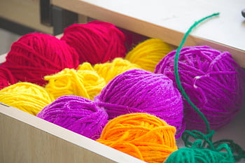 Fios coloridos, fotografia em close-up, Bolas de fios vibrantes, Projetos de tricô, projetos têxteis, organizado bem, armazenamento de gavetas, suprimentos de artesanato, Cores do fio, Materiais criativos, organização de fios