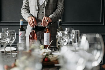 degustazione di vini, bottiglie di vino, pranzo elegante, Setup intimo, bicchieri di vino, esperienza culinaria, Setup di vino, Presentazione del vino, Evento del vino, evento di degustazione di vini, installazione di bottiglie di vino