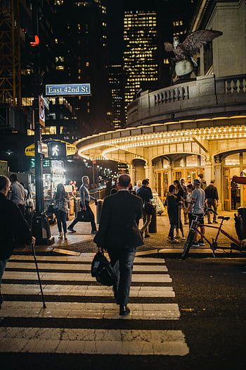 muž chůze, pěší zóna, noční scénu, Východní 42. ulice, městský život, New York City, živá ulice, Městský noční život, přechod pro chodce, pouliční osvětlení, panoráma města