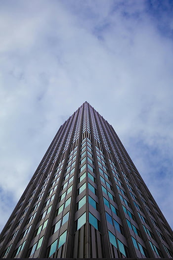 고층 빌딩, 창문들, 파란 하늘, 현대적인 마천루, 흐린 하늘, 낮은 각도보기, 동적 관점, 도시 건축, 도시 풍경, 고층 구조물, 건축 설계
