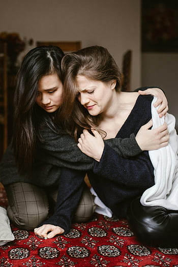 Žena objímá přítelkyně, uklidňující okamžik, empatie, Podpěra, podpora, přátelé, Emocionální spojení, objímání, přátelství, utěšit, emocionální podpora, empatie a podpora