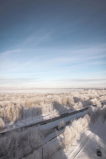 schneebedeckte Straße, Winterlandschaft, frostigen Bäumen, Luftaufnahme, verschneite Straße, Fahrzeuge vorbei, Winterszene, schneebedeckte Bäume, Winterstraße, szenische Ansicht, verschneiter Winter